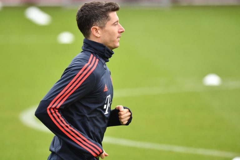 LEWANDOWSKI LESIONA-SE NO JOELHO E DESFALCA BAYERN MUNIQUE DURANTE QUATRO SEMANAS