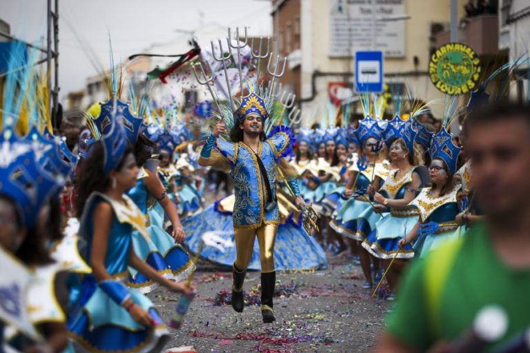 CARNAVAL EM LOURES MISTURA SAMBA COM TRADIÇÃO SALOIA