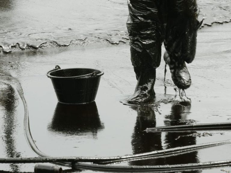 LIVRO DE ADVOGADO AUSTRALIANO ACUSA CAMBERRA DE ROUBAR RECURSOS PETROLÍFEROS TIMORENSES