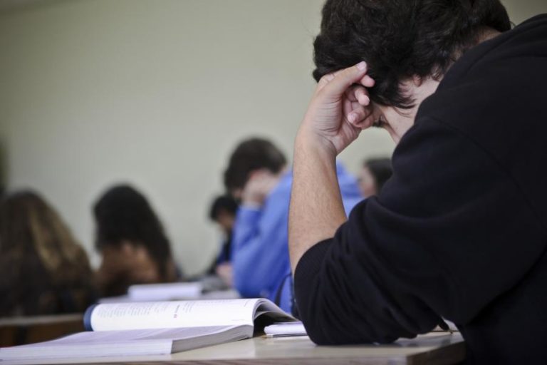 COVID-19: DIRETORES PROPÕEM AULAS EXTRA NAS FÉRIAS PARA ALUNOS COM EXAMES