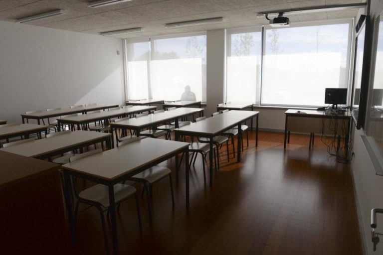 COVID-19: SINDICATO ACUSA GOVERNO DE ABANDONAR TRABALHADORES NÃO DOCENTES NAS ESCOLAS