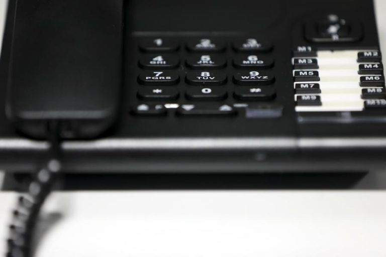 CHAMADAS PELO TELEFONE FIXO CAÍRAM 15% EM 2019, A MAIOR DESCIDA EM QUATRO ANOS