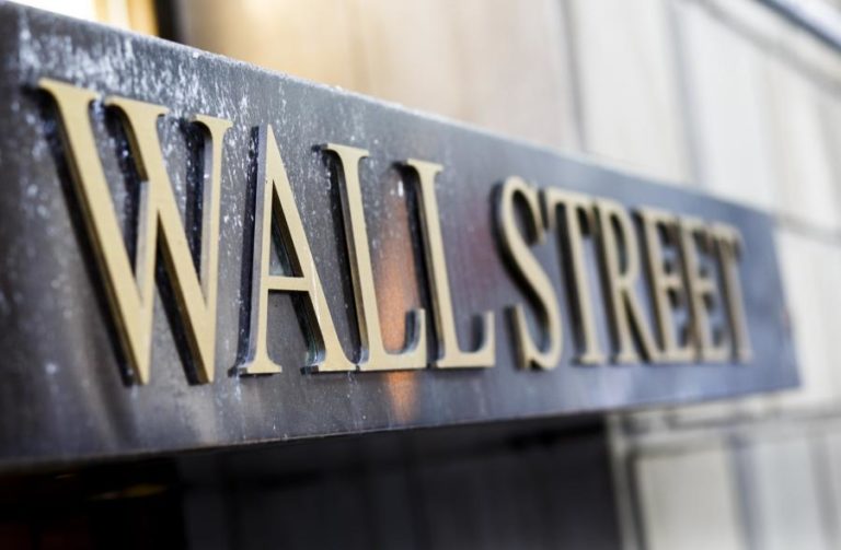 WALL STREET FECHA EM BAIXA E ACABA CICLO DE 11 ANOS SEM CRISES RELEVANTES