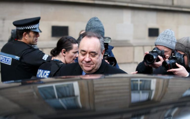 EX-CHEFE DO GOVERNO ESCOCÊS ALEX SALMOND COMEÇA A SER JULGADO POR CRIMES SEXUAIS