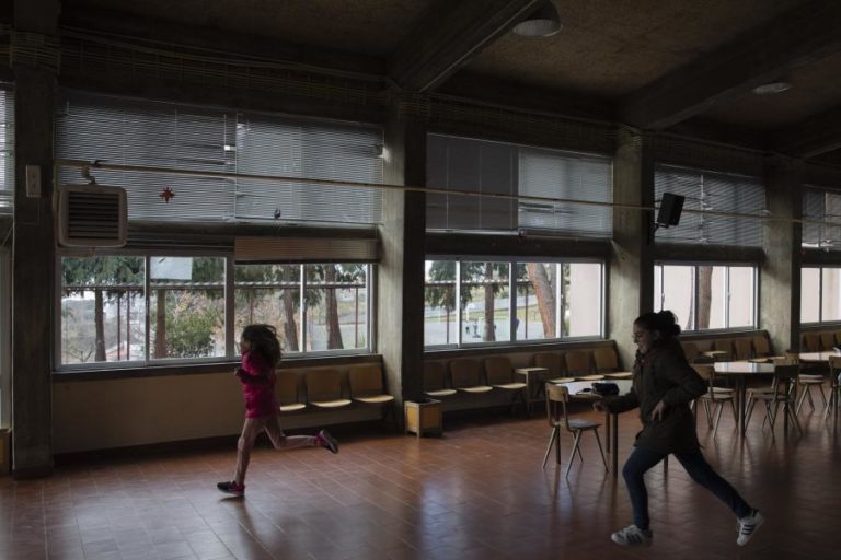 COVID-19: ENCERRADAS ESCOLA BÁSICA ROQUE GAMEIRO E SECUNDÁRIA DA AMADORA