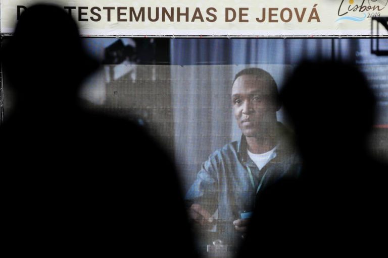 COVID-19: TESTEMUNHAS DE JEOVÁ SUSPENDEM REUNIÕES E CONTACTOS PRESENCIAIS PARA DIVULGAR BÍBLIA