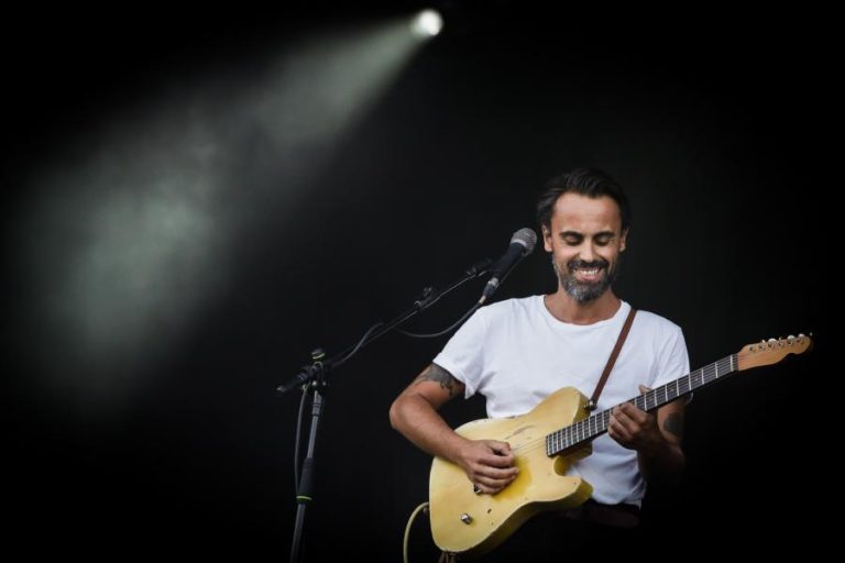 MÚSICO ANDRÉ HENRIQUES LANÇA PRIMEIRO ÁLBUM A SOLO
