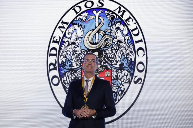 COVID-19: ORDEM DOS MÉDICOS DEFENDE MEDIDAS URGENTES COMO FECHO DE ESCOLAS