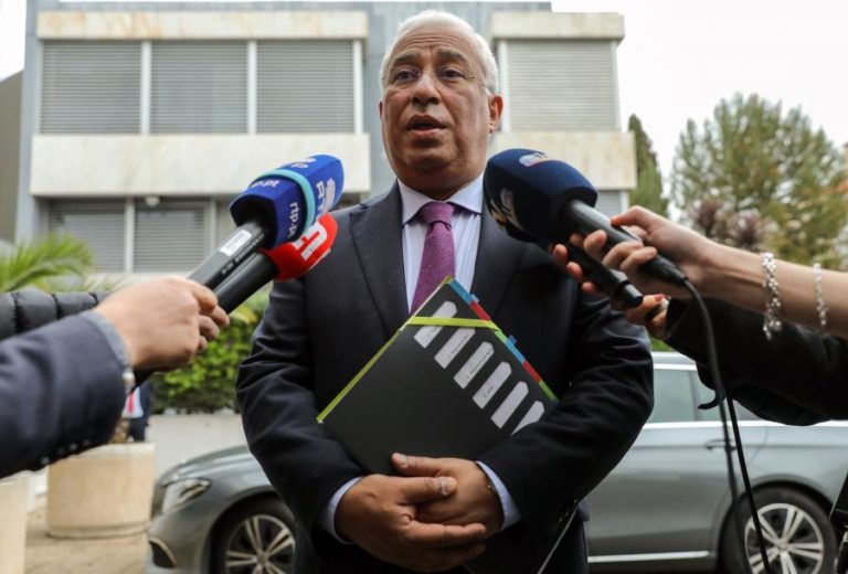 COSTA ALERTA PARA RISCO DE FUGA DE CÉREBROS E PEDE ACORDO DE RENDIMENTOS