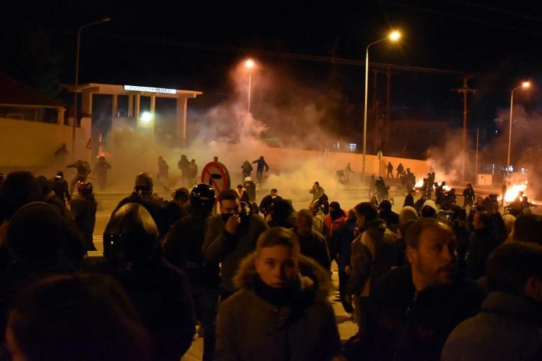 INCÊNDIO DESTRÓI CENTRO SOCIAL DE REFUGIADOS EM LESBOS
