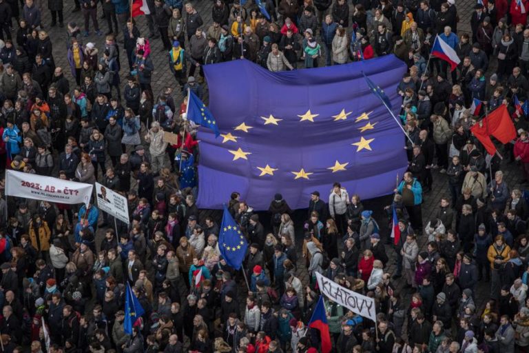 MILHARES DE CHECOS EM MANIFESTAÇÃO CONTRA O PRIMEIRO-MINISTRO EM PRAGA