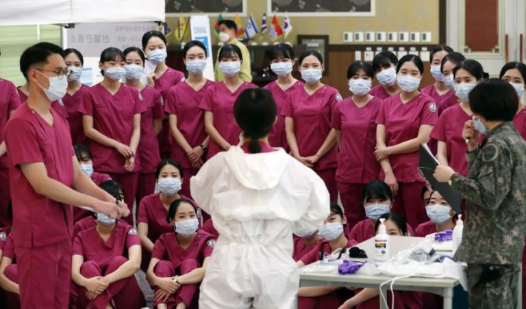 COVID-19: MAIS DE 4.800 INFETADOS NA COREIA DO SUL, 600 NOVOS CASOS EM 24 HORAS