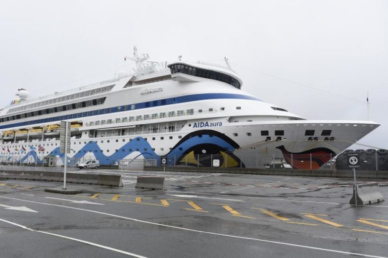COVID-19: CRUZEIRO COM 1.200 PESSOAS PARADO NA NORUEGA À ESPERA DE RESULTADO DE TESTES