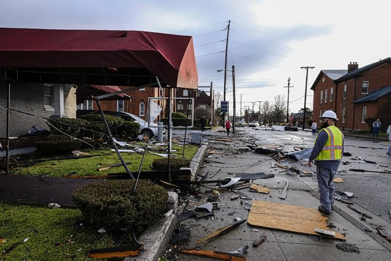 PELO MENOS OITO MORTOS E 40 PRÉDIOS DESTRUÍDOS POR TORNADOS NO TENNESSEE, EUA