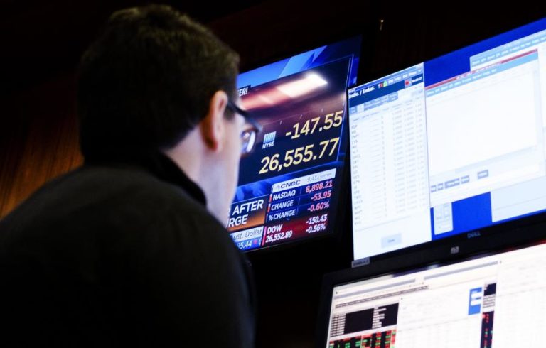 BOLSA DE NOVA IORQUE SEGUE EM QUEDA COM DOW JONES A RECUAR 3%
