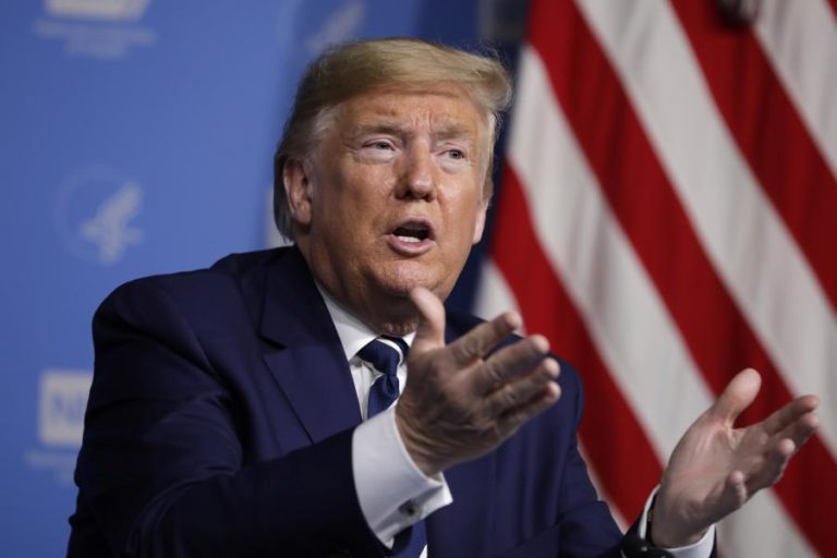 TRUMP ASSINA PLANO DE OITO MIL MILHÕES DE EUROS PARA COMBATER O COVID-19