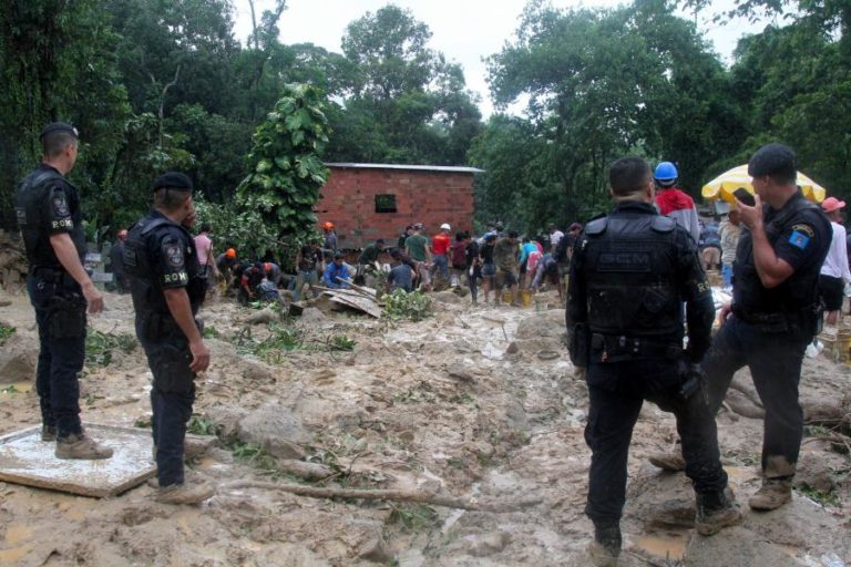 TEMPORAL EM SÃO PAULO JÁ FEZ 32 MORTOS E 47 PESSOAS ESTÃO DESAPARECIDAS