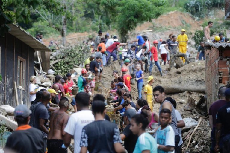 AUTORIDADES CONFIRMAM 44 MORTOS POR CAUSA DA CHUVA NO LITORAL DE SÃO PAULO