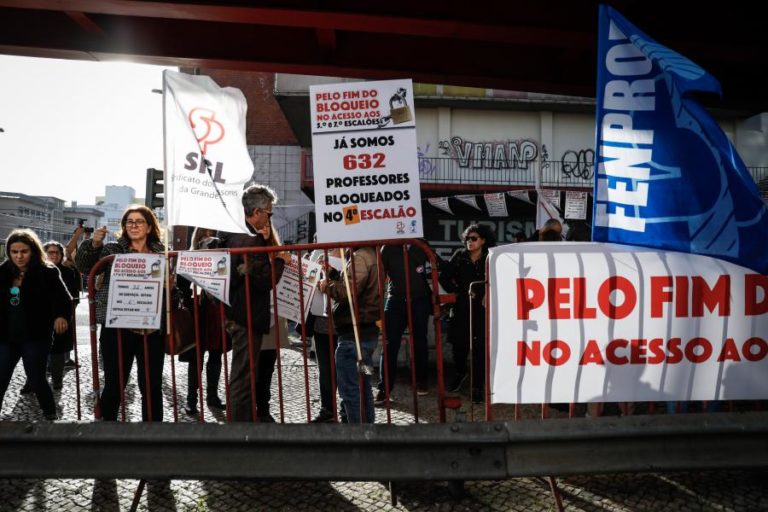 PROFESSORES PROTESTARAM EM LISBOA PELA PROGRESSÃO NA CARREIRA DOCENTE