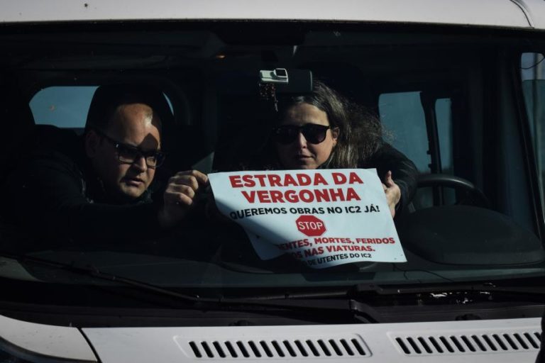 CERCA DE 100 AUTOMOBILISTAS EXIGEM REPARAÇÃO DO ITINERÁRIO COMPLEMENTAR 2