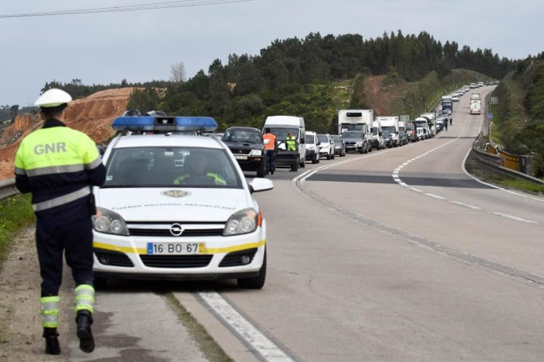 PROTESTO NO IC2 GERA 16 QUILÓMETROS DE CARROS EM MARCHA LENTA
