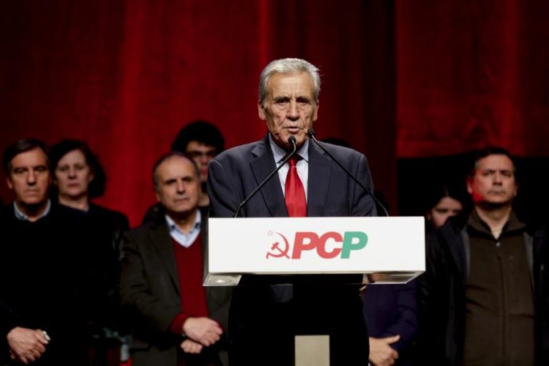 PCP/99 ANOS: UM “PARTIDO COMUNISTA DIGNO DESSE NOME” QUE “CONTINUA DE PÉ” – JERÓNIMO
