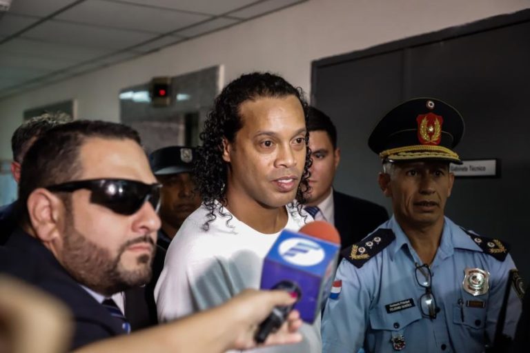 RONALDINHO É NOVAMENTE DETIDO NO PARAGUAI POR USO DE PASSAPORTE ADULTERADO