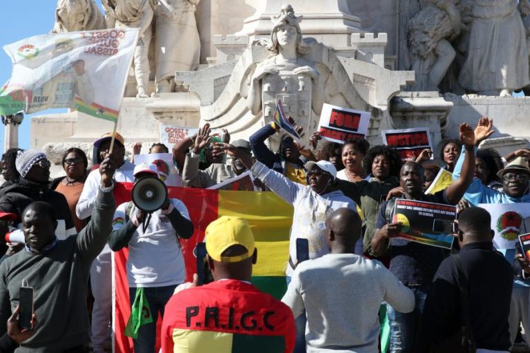 GUINÉ-BISSAU/ELEIÇÕES: DUAS CENTENAS DE GUINEENSES MANIFESTAM-SE EM LISBOA PELA DEMOCRACIA NO PAÍS