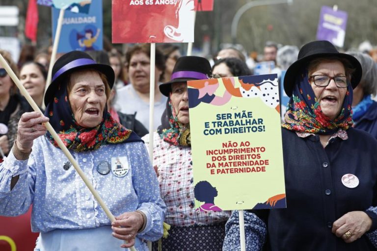 MILHARES DE PESSOAS MANIFESTAM-SE EM LISBOA PELA IGUALDADE DE DIREITOS DAS MULHERES