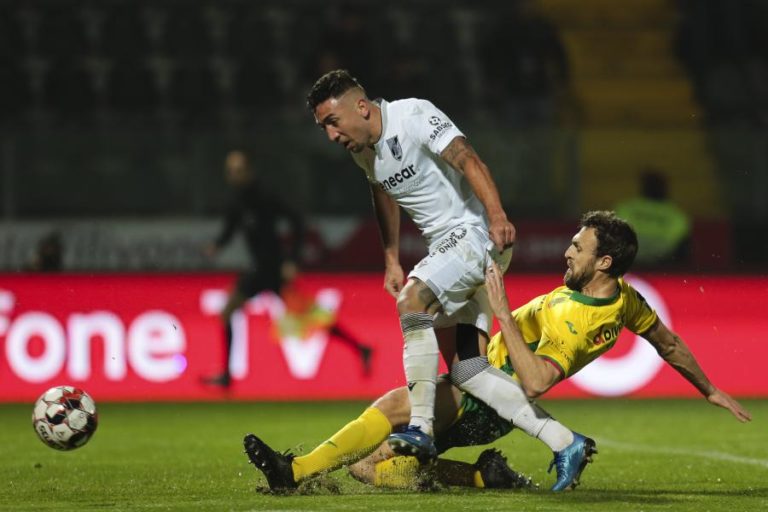 VITÓRIA DE GUIMARÃES VENCE PAÇOS DE FERREIRA COM ‘BIS’ DE JOÃO CARLOS TEIXEIRA