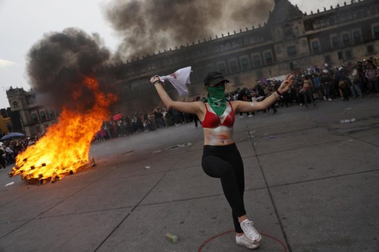 MILHARES DE MULHERES FAZEM GREVE NO MÉXICO PARA PROTESTAR CONTRA VIOLÊNCIA DE GÉNERO