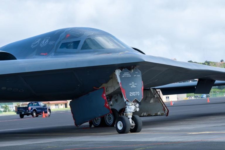 BOMBARDEIROS B2 PARAM PELA SEGUNDA VEZ NA BASE DAS LAJES EM MENOS DE UM ANO