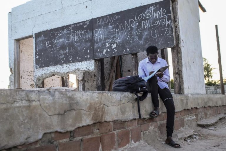AINDA HÁ AULAS EM TENDAS E SALAS SEM TELHADO, UM ANO APÓS O CICLONE IDAI EM MOÇAMBIQUE