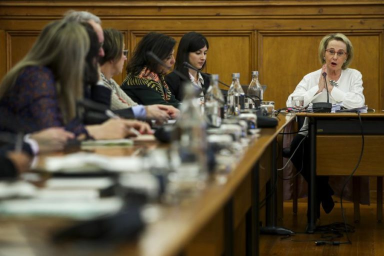 COVID-19: DGS ADMITE PICOS DE PROCURA “NUNCA ESPERADOS” NO SNS24