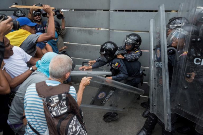 VENEZUELA: POLÍCIA REPRIME MANIFESTAÇÃO OPOSITORA NO LESTE DE CARACAS