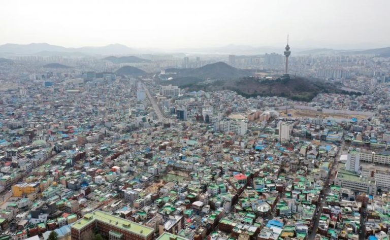 COVID-19: MAIS 107 CASOS NA COREIA DO SUL, NÚMERO BAIXA PELO TERCEIRO DIA SEGUIDO