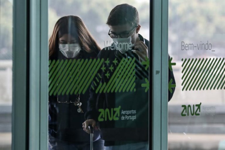 COVID-19: COM ALGUNS RECEIOS, PASSAGEIROS DO AEROPORTO DO PORTO TOMAM MEDIDAS DE SEGURANÇA