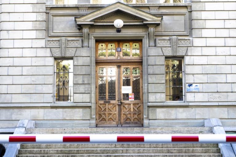 COVID-19: SUÍÇA ENCERRA ESCOLAS E OFERECE ATÉ 10 MIL MILHÕES DE FRANCOS SUÍÇOS ÀS EMPRESAS