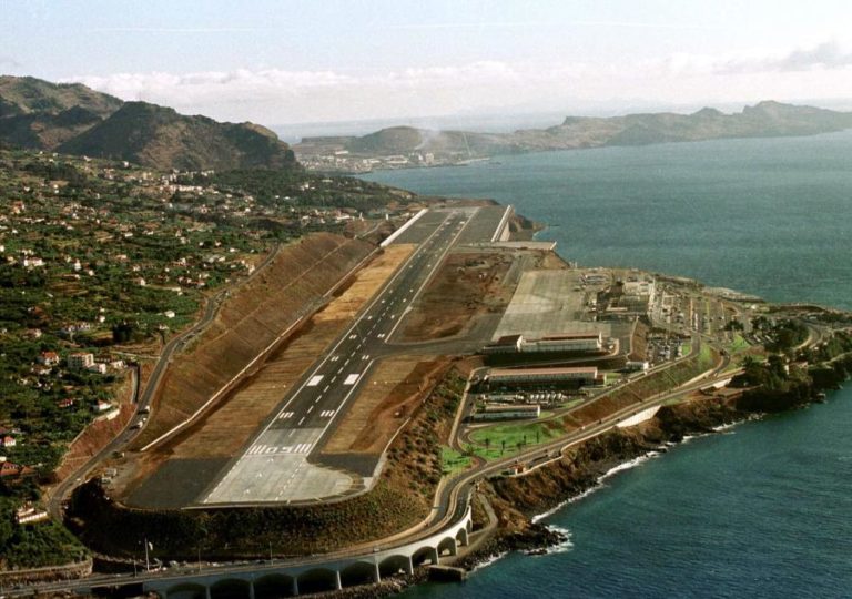 COVID-19 : MADEIRA SUSPENDE LIGAÇÕES AÉREAS COM PAÍSES DE TRANSMISSÃO ATIVA DA DOENÇA