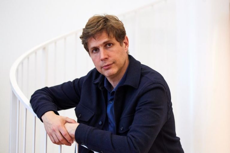 SEIS ESCRITORES, UM HOMEM E CINCO MULHERES, CONCORREM AO PRÉMIO BOOKER INTERNACIONAL