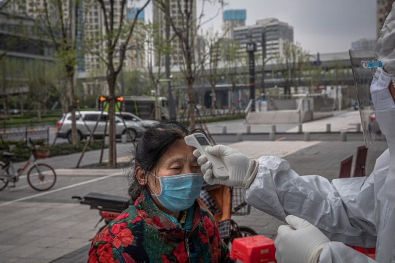COVID-19: CHINA REGISTA DEZENAS DE NOVOS CASOS DIÁRIOS DE INFEÇÃO VINDOS DO EXTERIOR