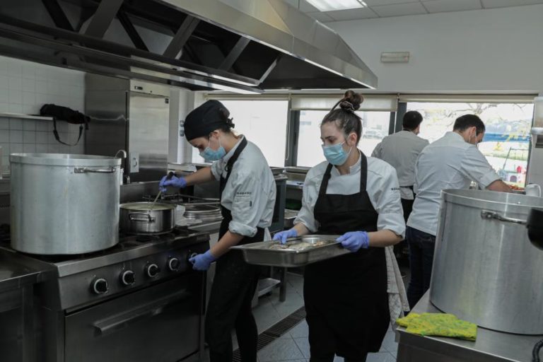 COVID-19: ‘CHEF’ ALGARVIO COM ESTRELA MICHELIN GARANTE REFEIÇÕES SOCIAIS EM TAVIRA
