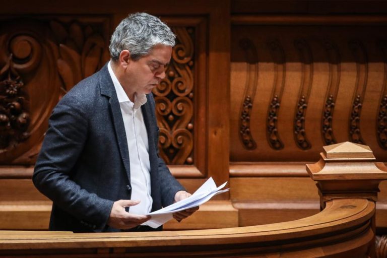 COVID-19: PEV ELOGIA PORTUGUESES E MANTÉM RESERVAS SOBRE ESTADO DE EMERGÊNCIA