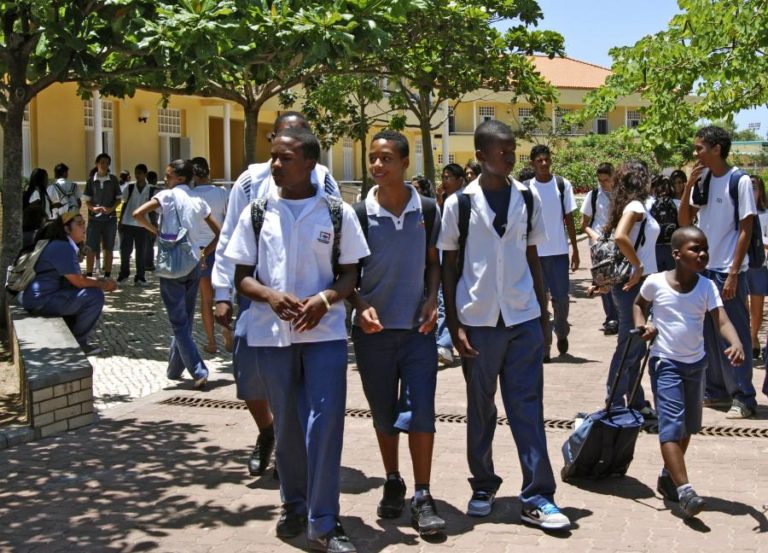 COVID-19: MOÇAMBIQUE PONDERA PROLONGAR CALENDÁRIO ESCOLAR