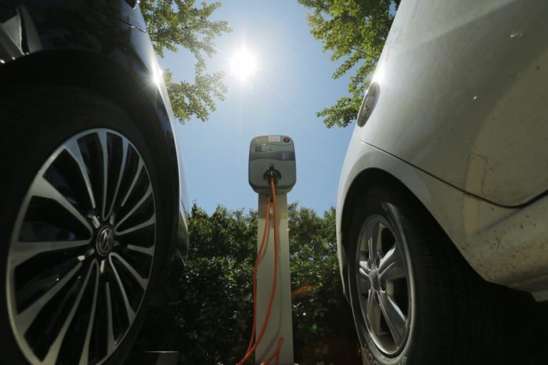 CARREGAMENTO NORMAL DE VEÍCULOS ELÉTRICOS EM POSTOS PÚBLICOS PAGO A PARTIR DE JULHO