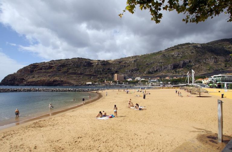 COVID-19: PRAIAS E COMPLEXOS BALNEARES DA MADEIRA REABREM A PARTIR DE SEXTA-FEIRA
