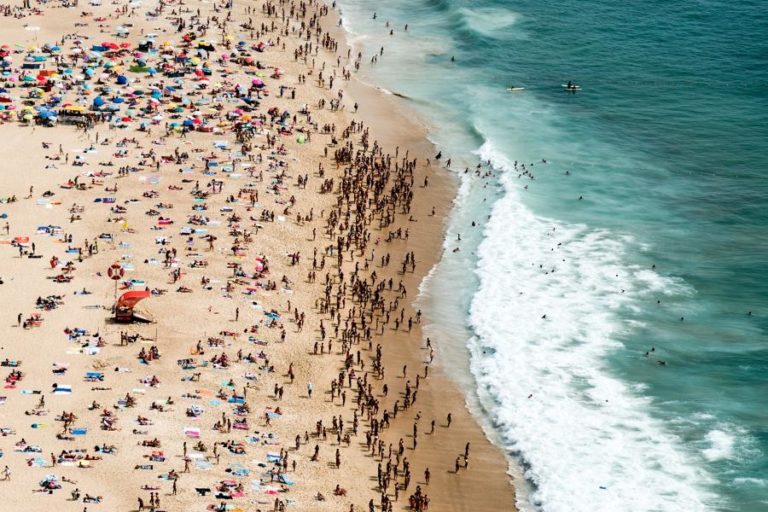 COVID-19: NAZARÉ COM MÁXIMO DE 17.100 UTENTES E SEIS PRAIAS PODEM TER PROBLEMAS DE LOTAÇÃO