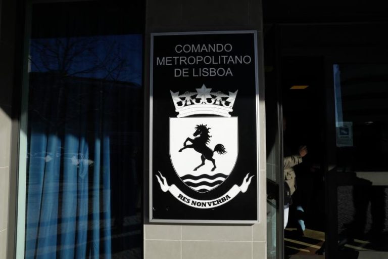 TRÊS POLÍCIAS FERIDOS NUMA OPERAÇÃO PARA PÔR FIM A FESTA DE RUA EM BAIRRO DE LISBOA