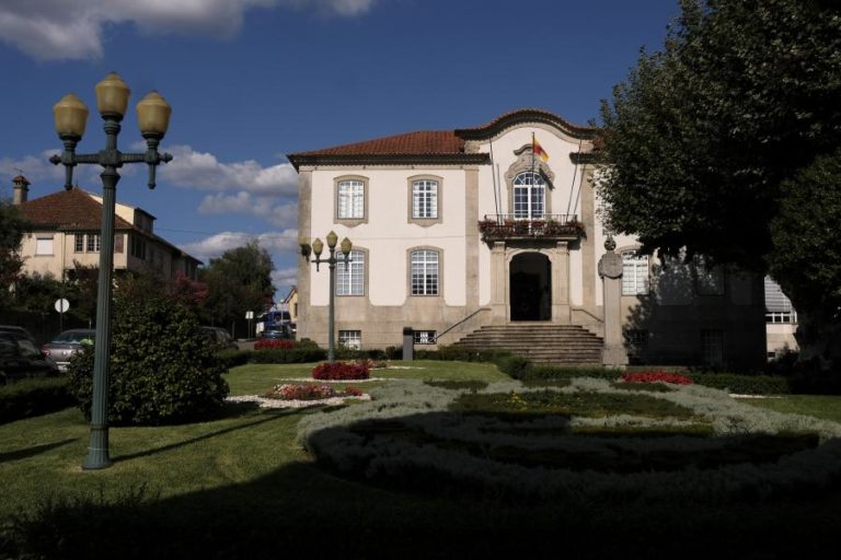 COVID-19: FAURECIA VOUZELA DOA MÁSCARAS PROFISSIONAIS AO MUNICÍPIO