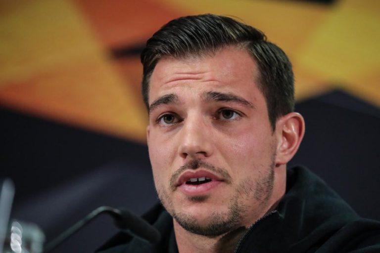 COVID-19: CÉDRIC SOARES OFERECE MATERIAL MÉDICO AO SERVIÇO DE URGÊNCIA DO MONTIJO